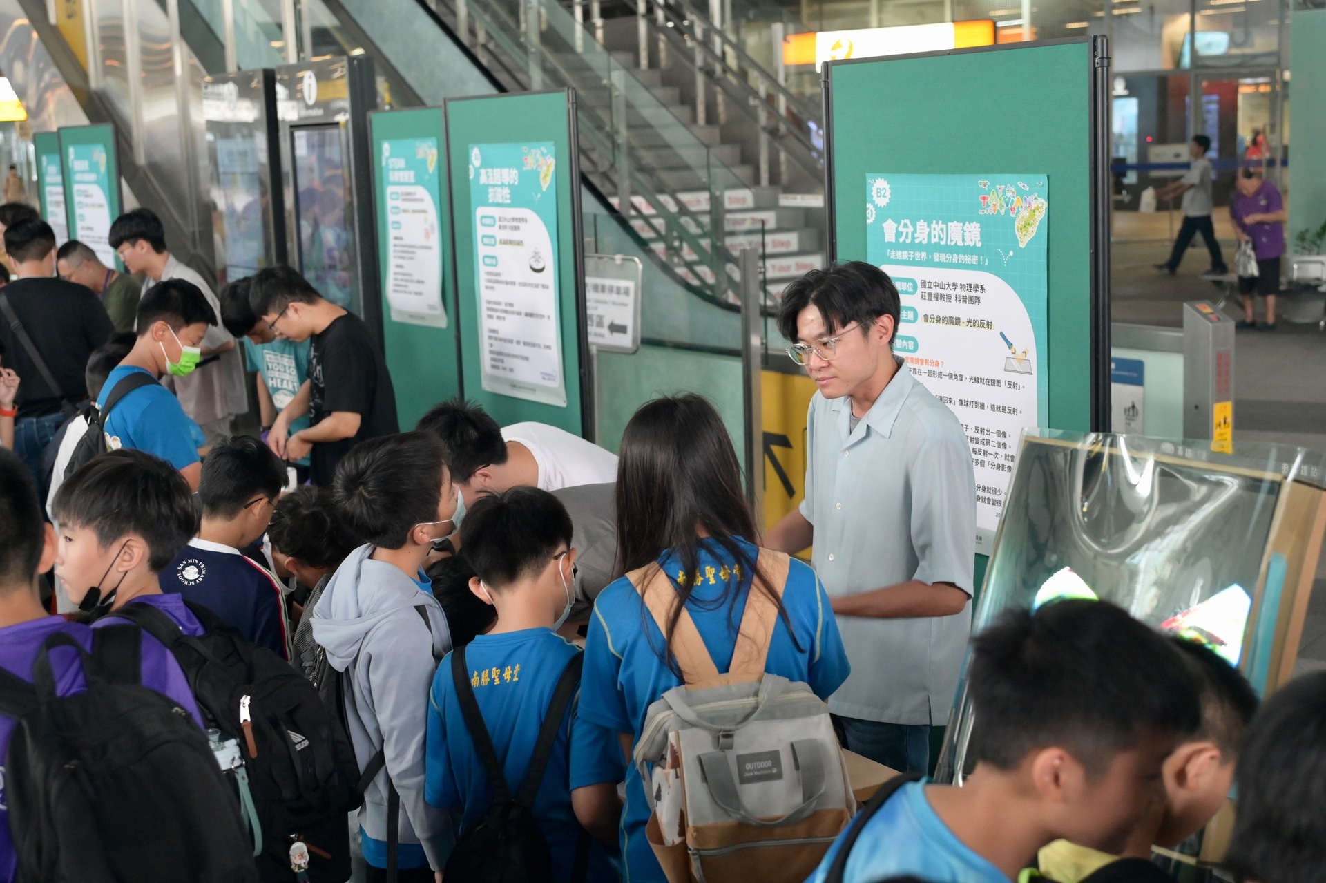 中山大學物理系莊豐權教授科普攤位2(點擊全頁檢視)圖片