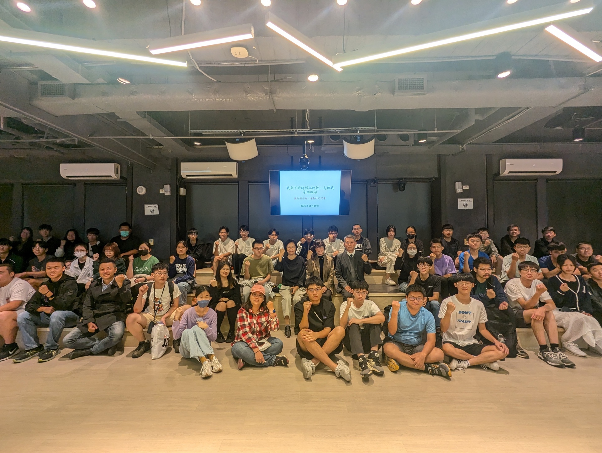 全民國防系列講座參與師生合影(點擊全頁檢視)圖片