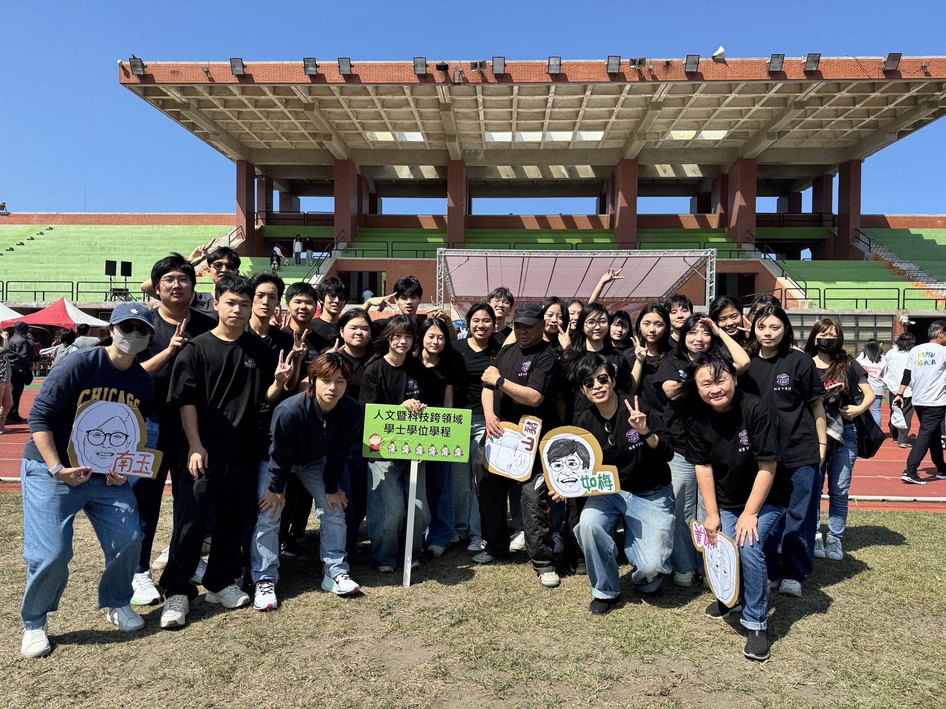 人科學程師生攜手運動會進場 展現跨領域學習社群活力(點擊全頁檢視)圖片