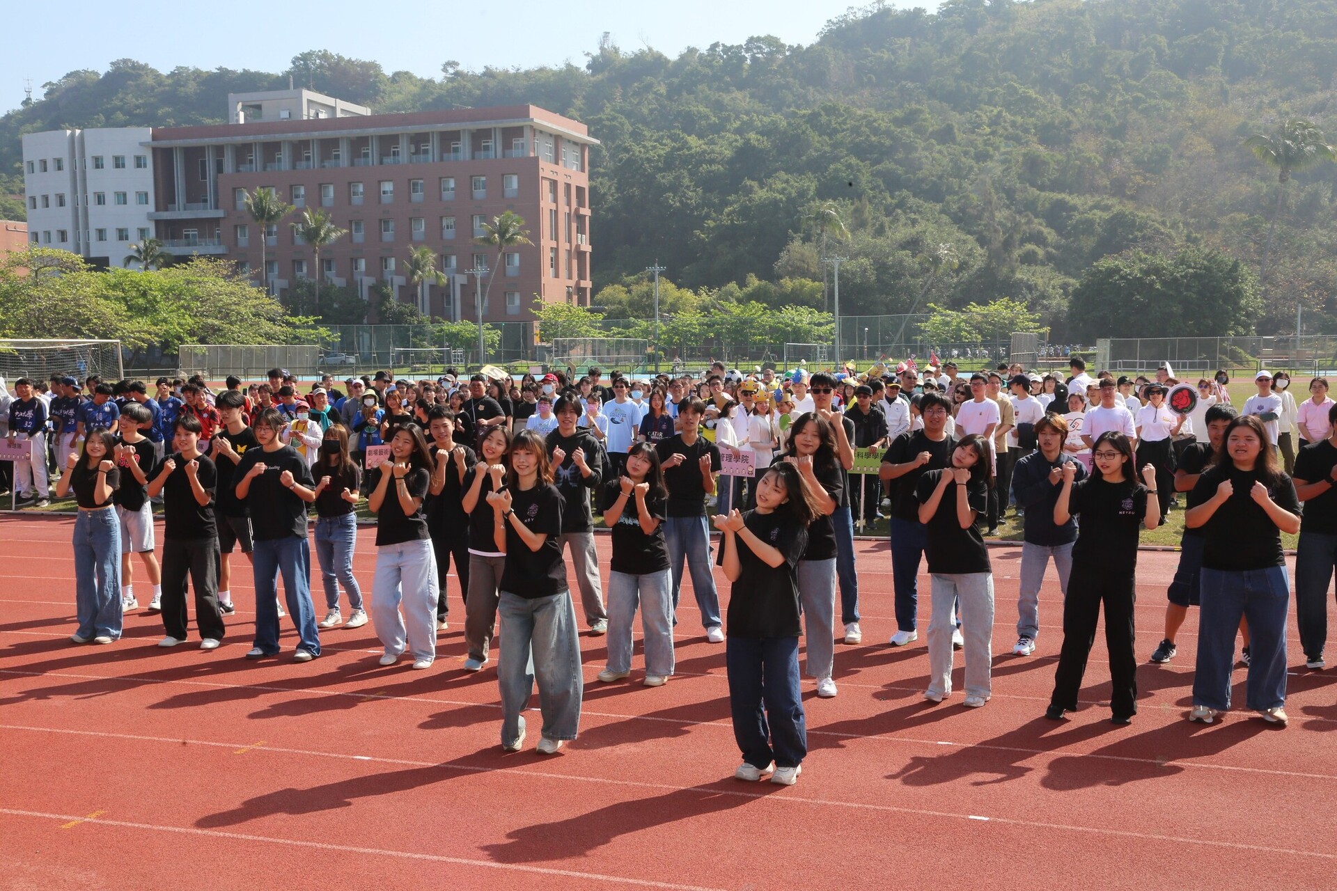 人科學程師生攜手運動會進場 展現跨領域學習社群活力(點擊全頁檢視)圖片