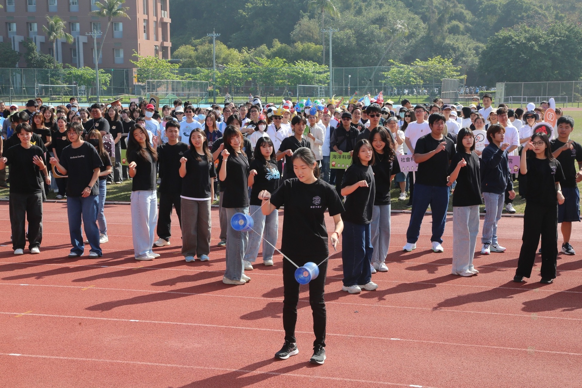 人科學程師生攜手運動會進場 展現跨領域學習社群活力(點擊全頁檢視)圖片