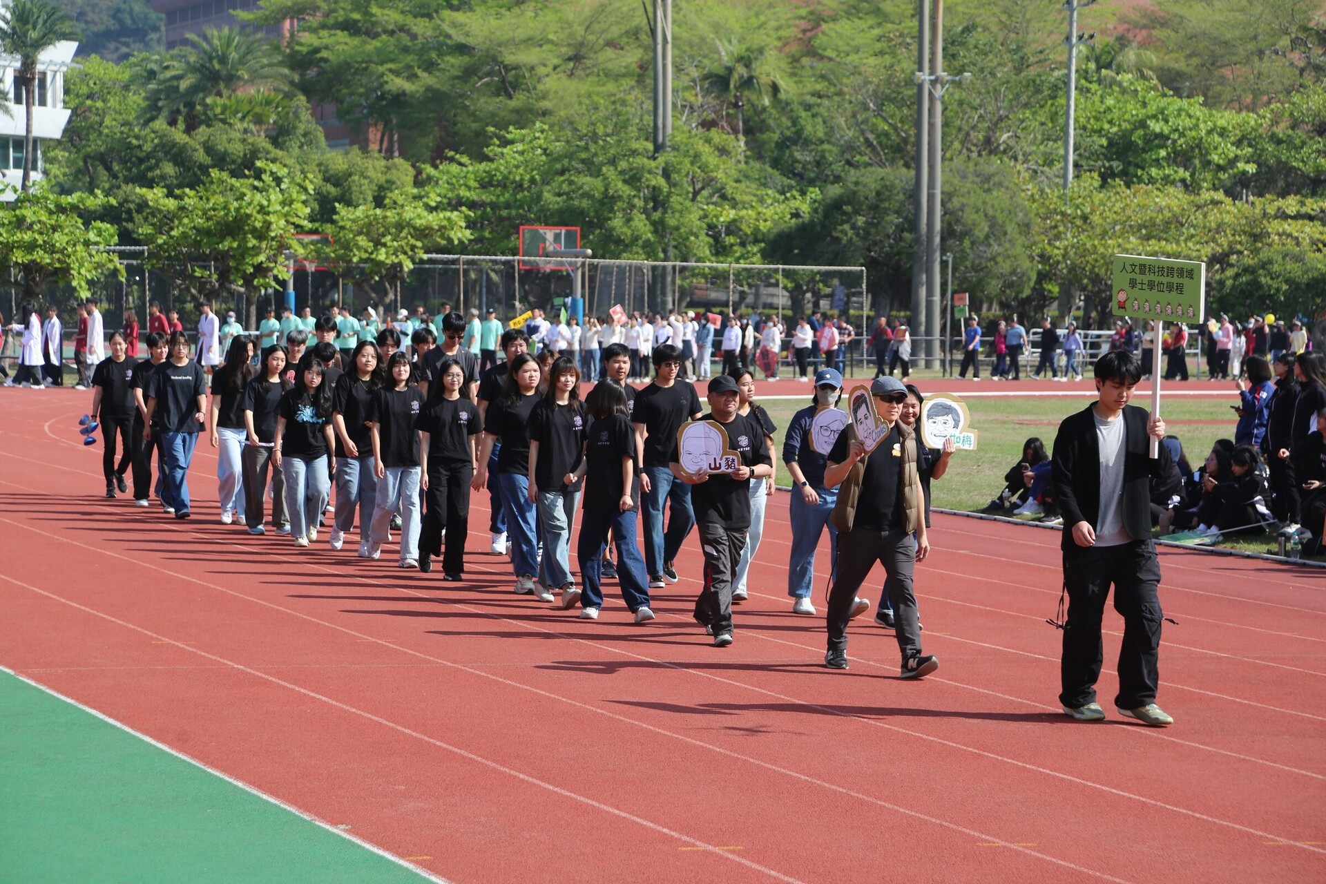人科學程師生攜手運動會進場 展現跨領域學習社群活力(點擊全頁檢視)圖片