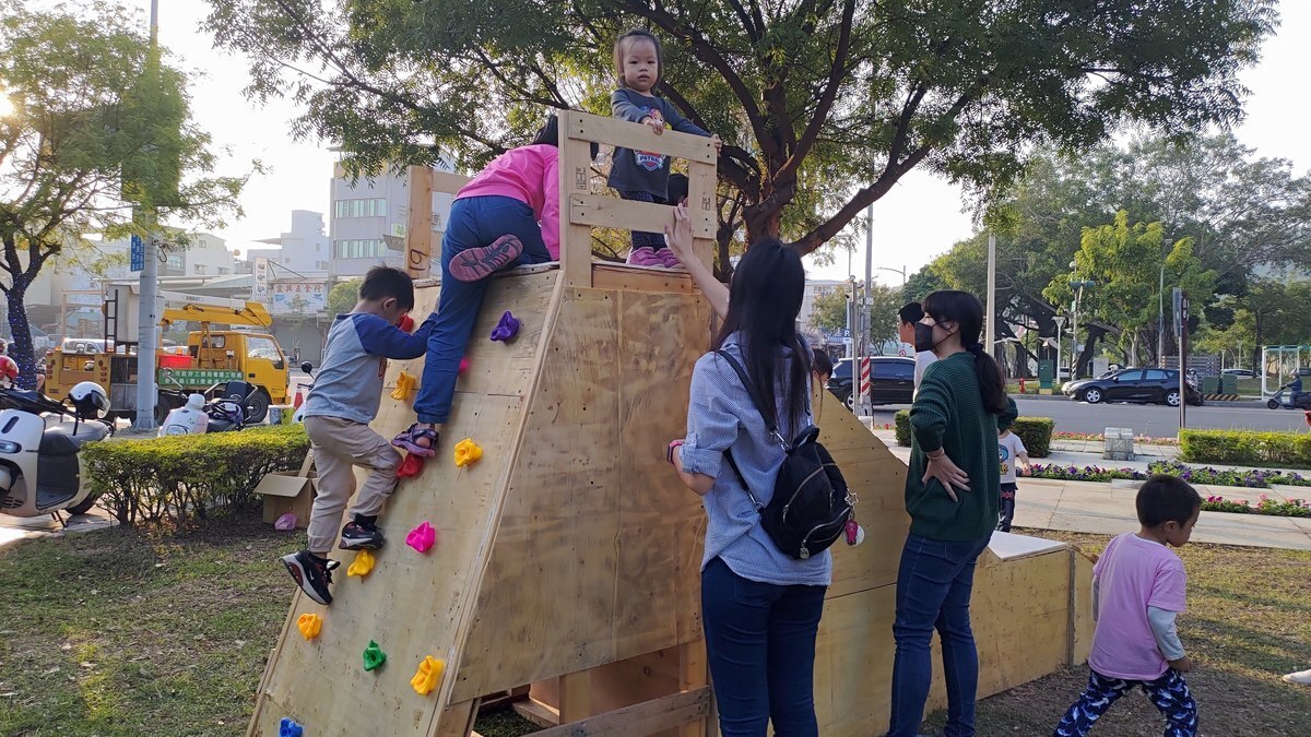 【中山新聞】木棧板大變身！　中山大學師生打造街頭創新遊具(點擊全頁檢視)圖片