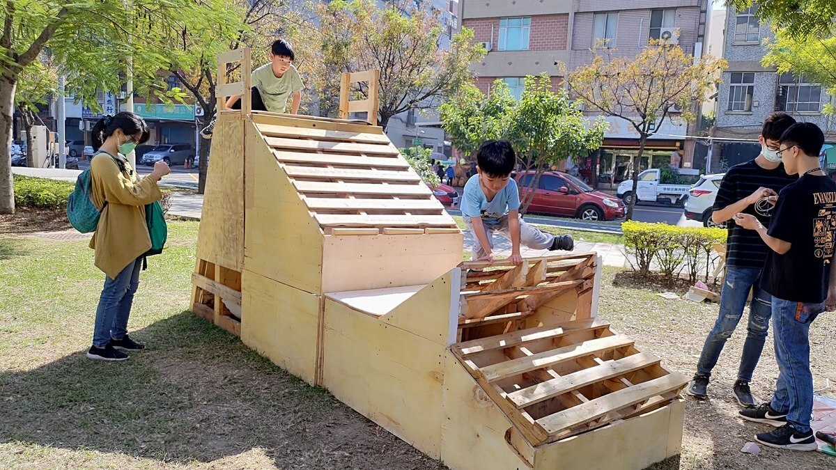 【中山新聞】木棧板大變身！　中山大學師生打造街頭創新遊具(點擊全頁檢視)圖片