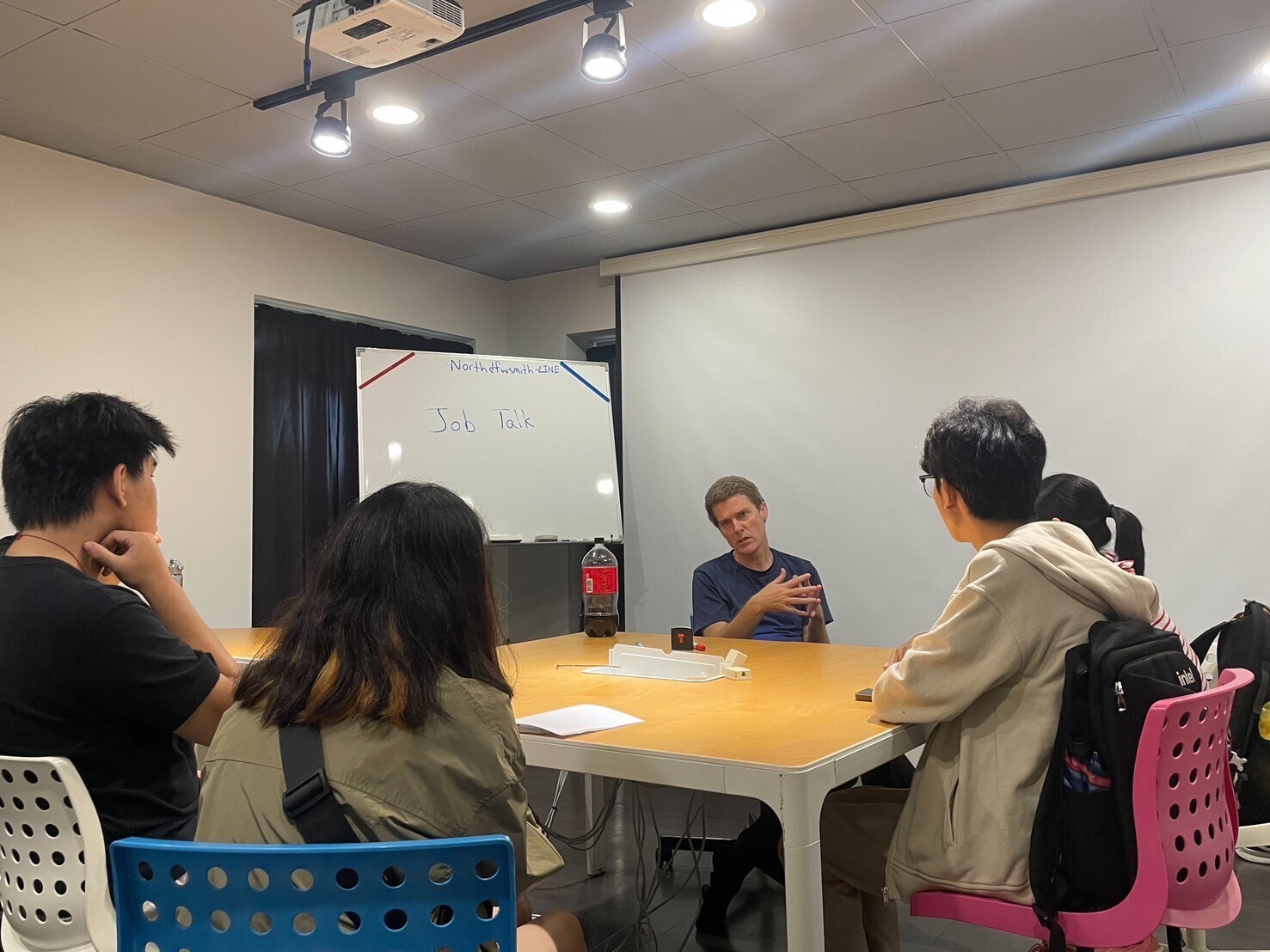 英文面試不用怕 全英中心推出《Job Talk》助你脫穎而出(點擊全頁檢視)圖片