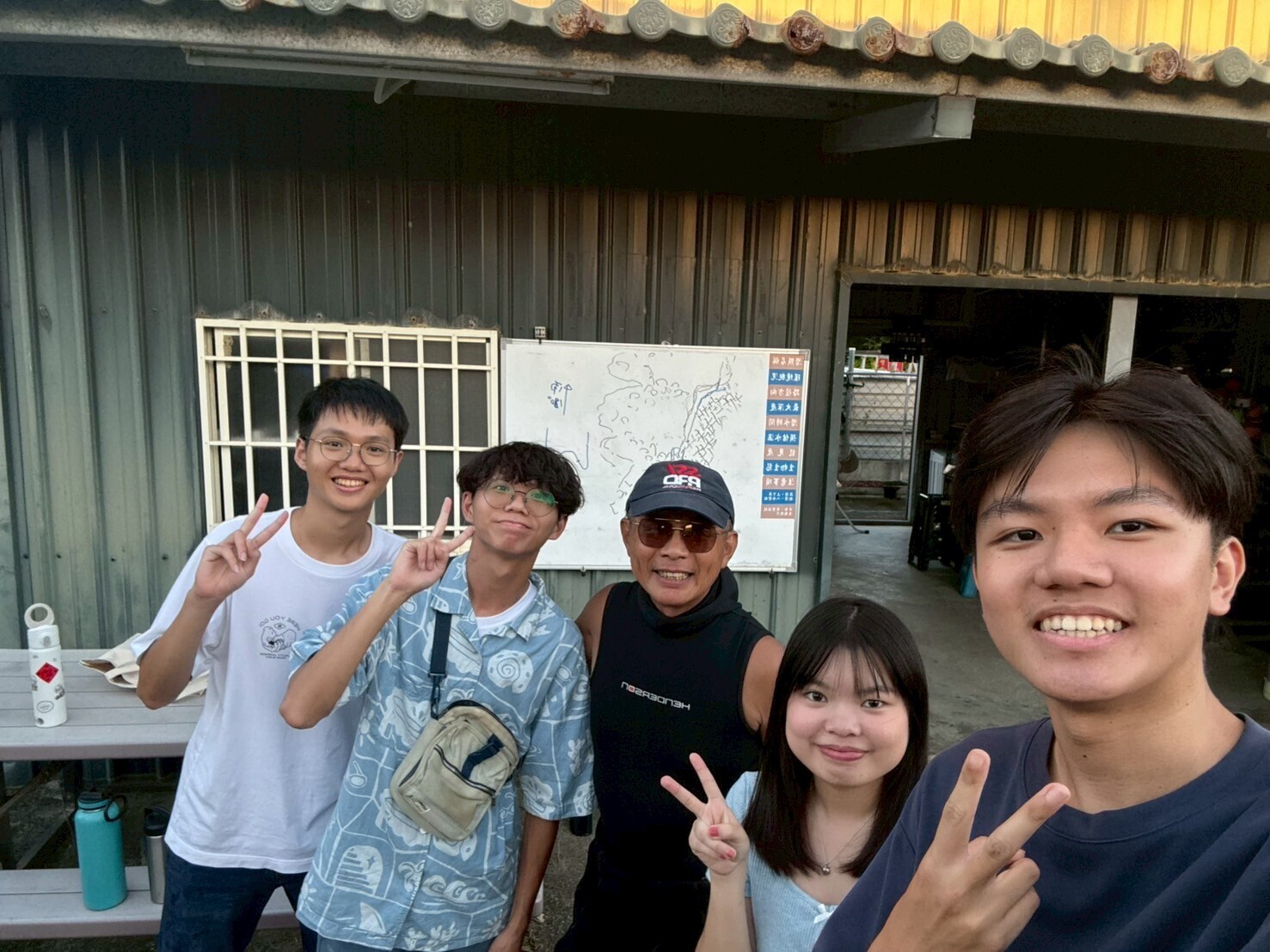 團隊成員與潛水中心負責人合影(點擊全頁檢視)圖片