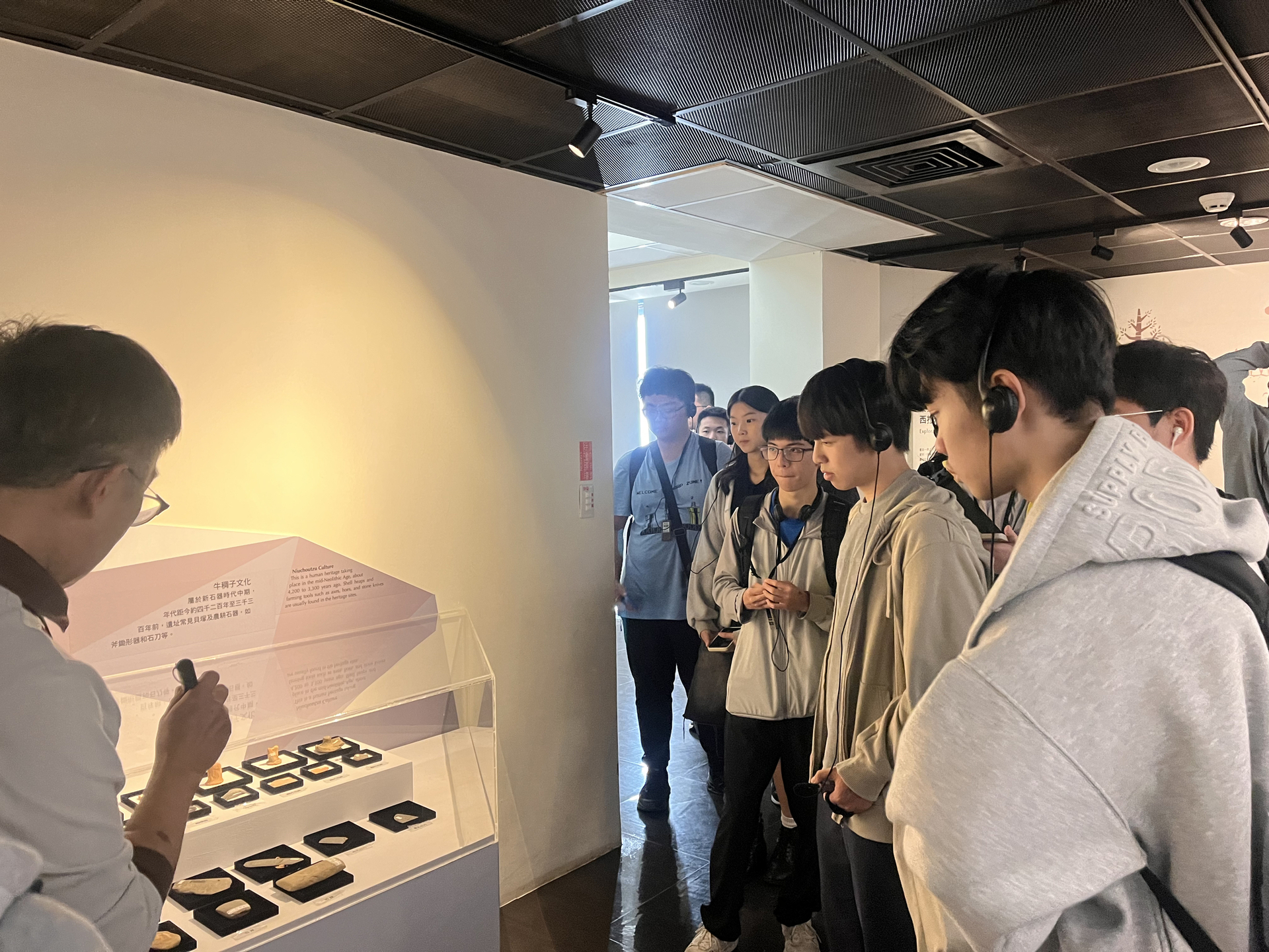導覽員透過詳細的解說帶同學們踏入新石器時代(點擊全頁檢視)圖片