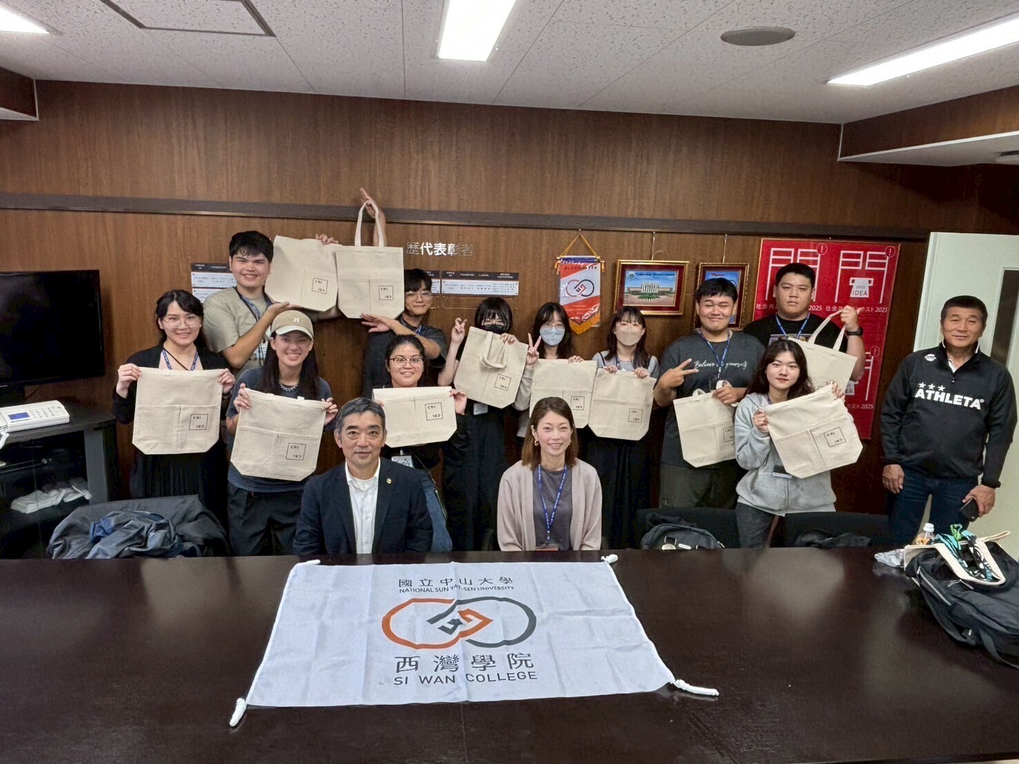 拜訪愛媛大學社會共創學部學部長 松村暢彦教授大合影(點擊全頁檢視)圖片