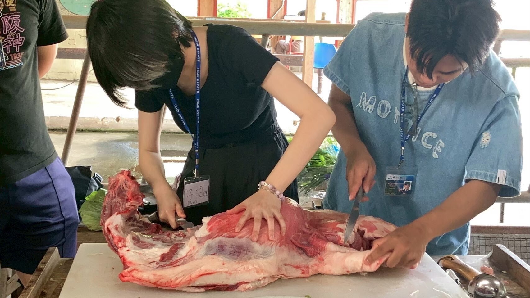 台日岡山美食文化交流宴會上學生協助調理岡山羊肉爐食材(點擊全頁檢視)圖片