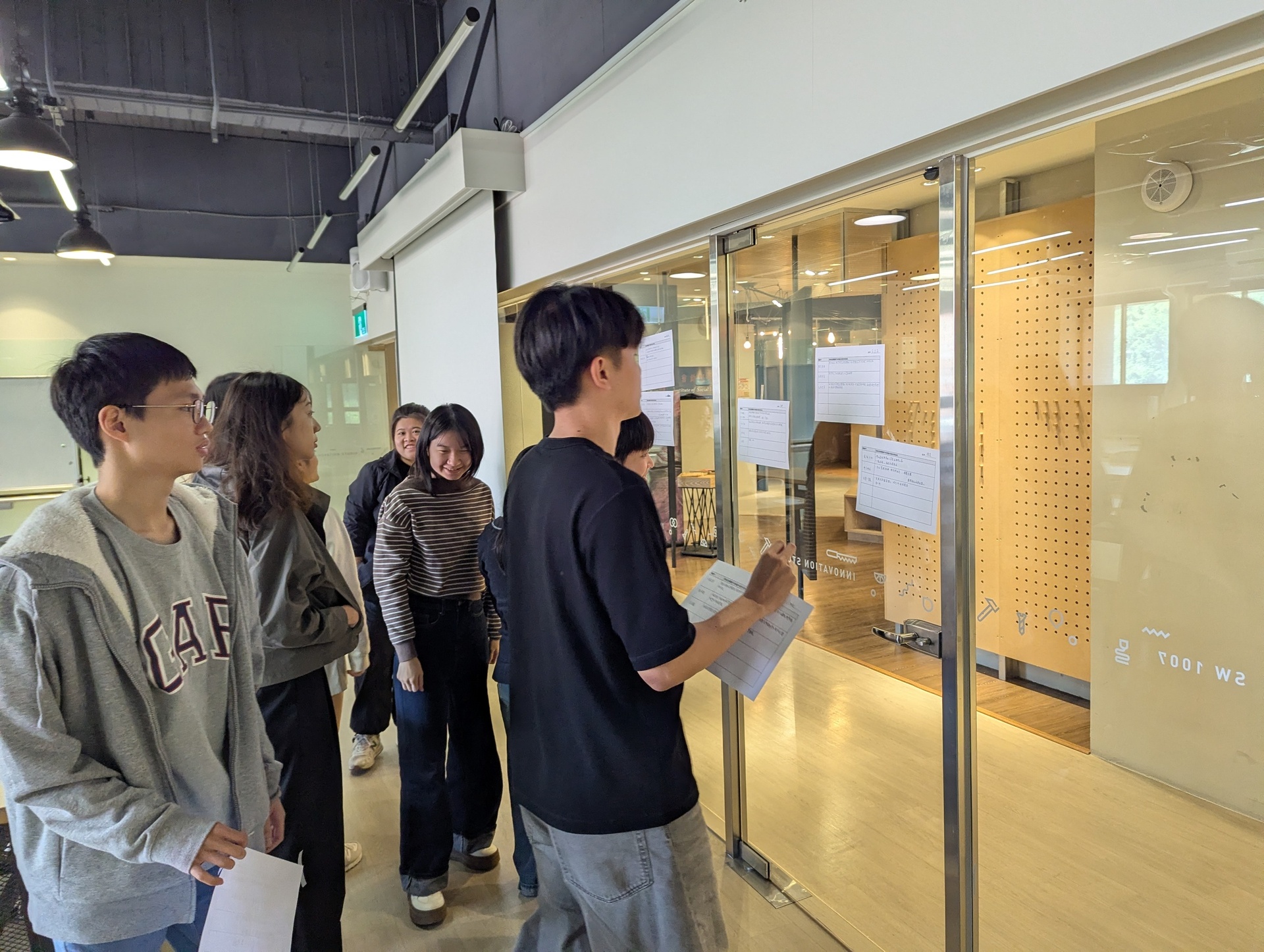 參與學生將感興趣的議題學習單上牆與彼此分享(點擊全頁檢視)圖片