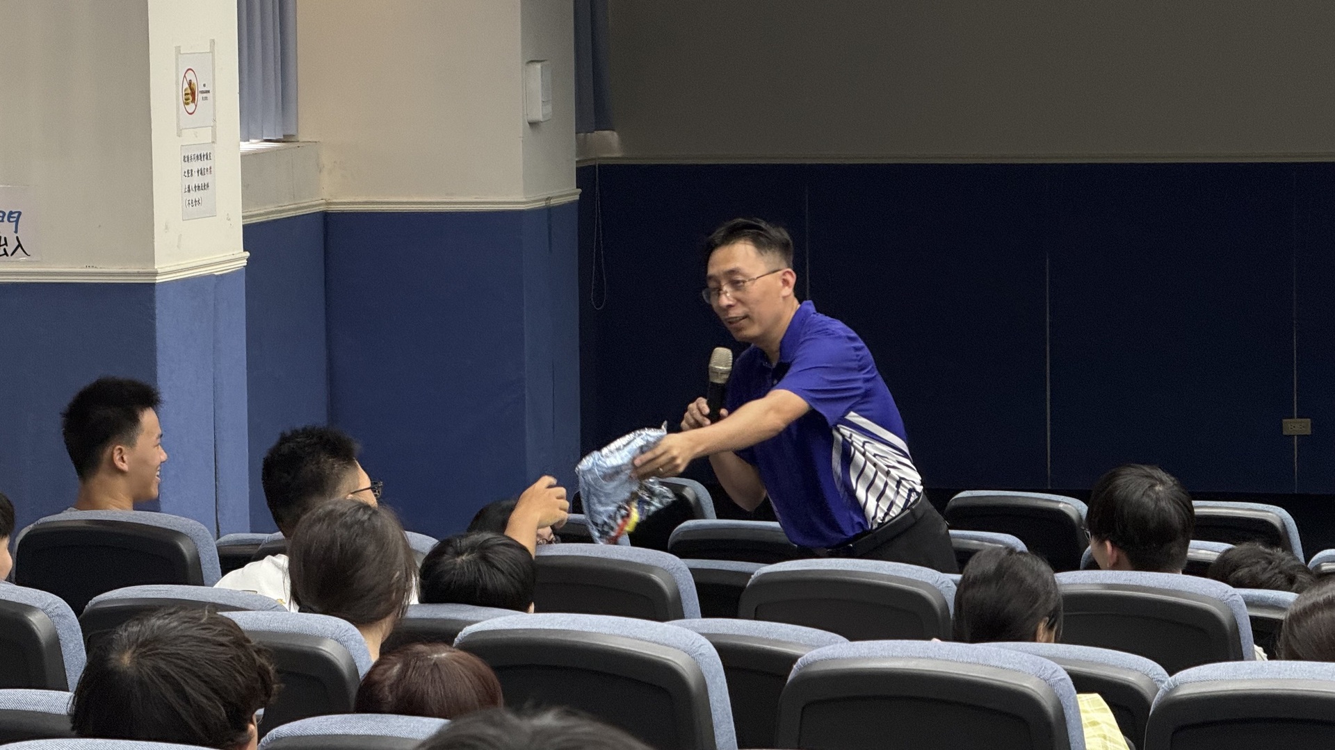 徐振德副教授將運動衣物發送給主動提問同學(點擊全頁檢視)圖片