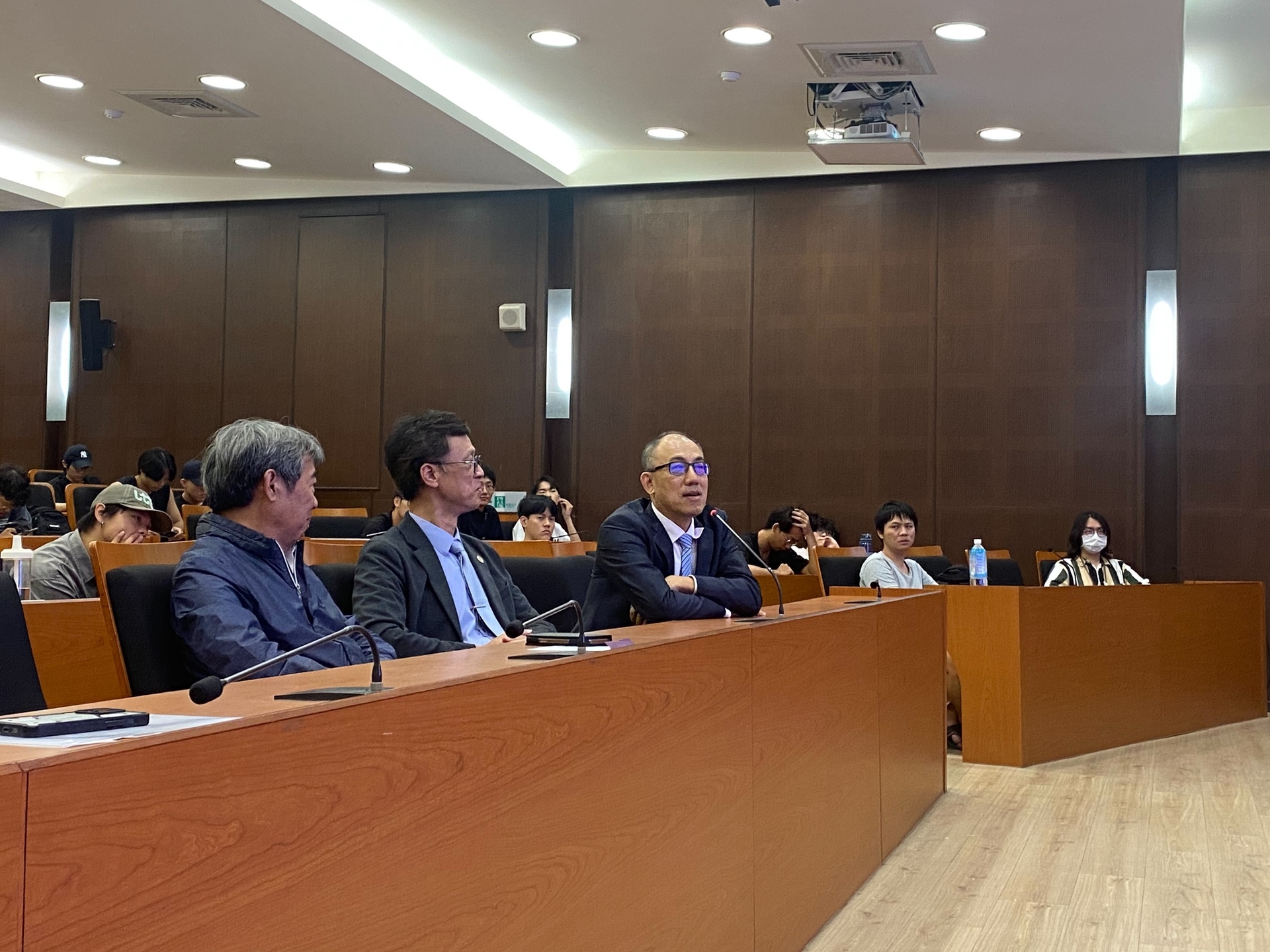 國立清華大學南部校友會會長王智立博士蒞臨演講現場，與講者陳文章校長熱烈互動(點擊全頁檢視)圖片