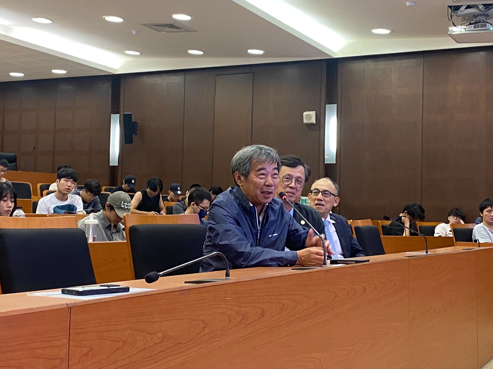 長興化工蕭慈飛顧問蒞臨演講現場，與講者陳文章校長熱烈互動(點擊全頁檢視)圖片