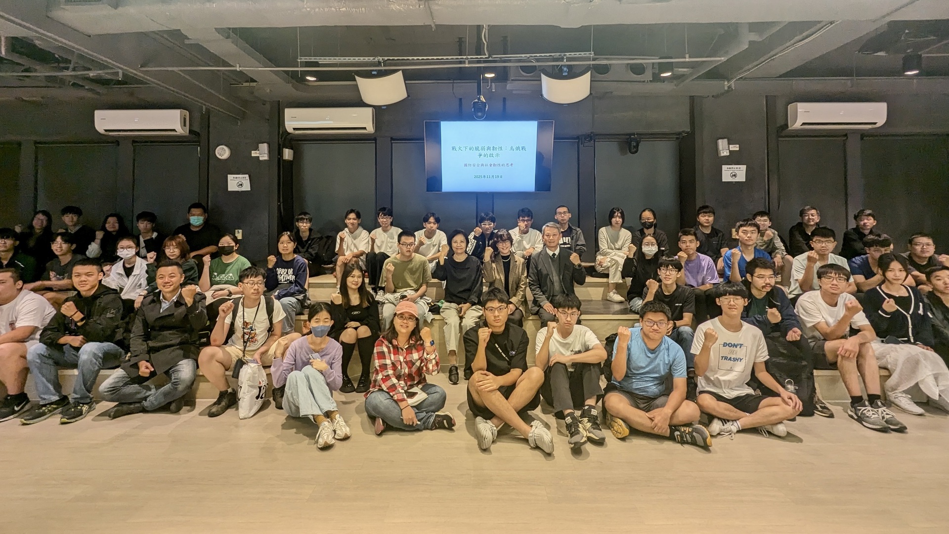 全民國防系列講座參與師生大合照(點擊全頁檢視)圖片