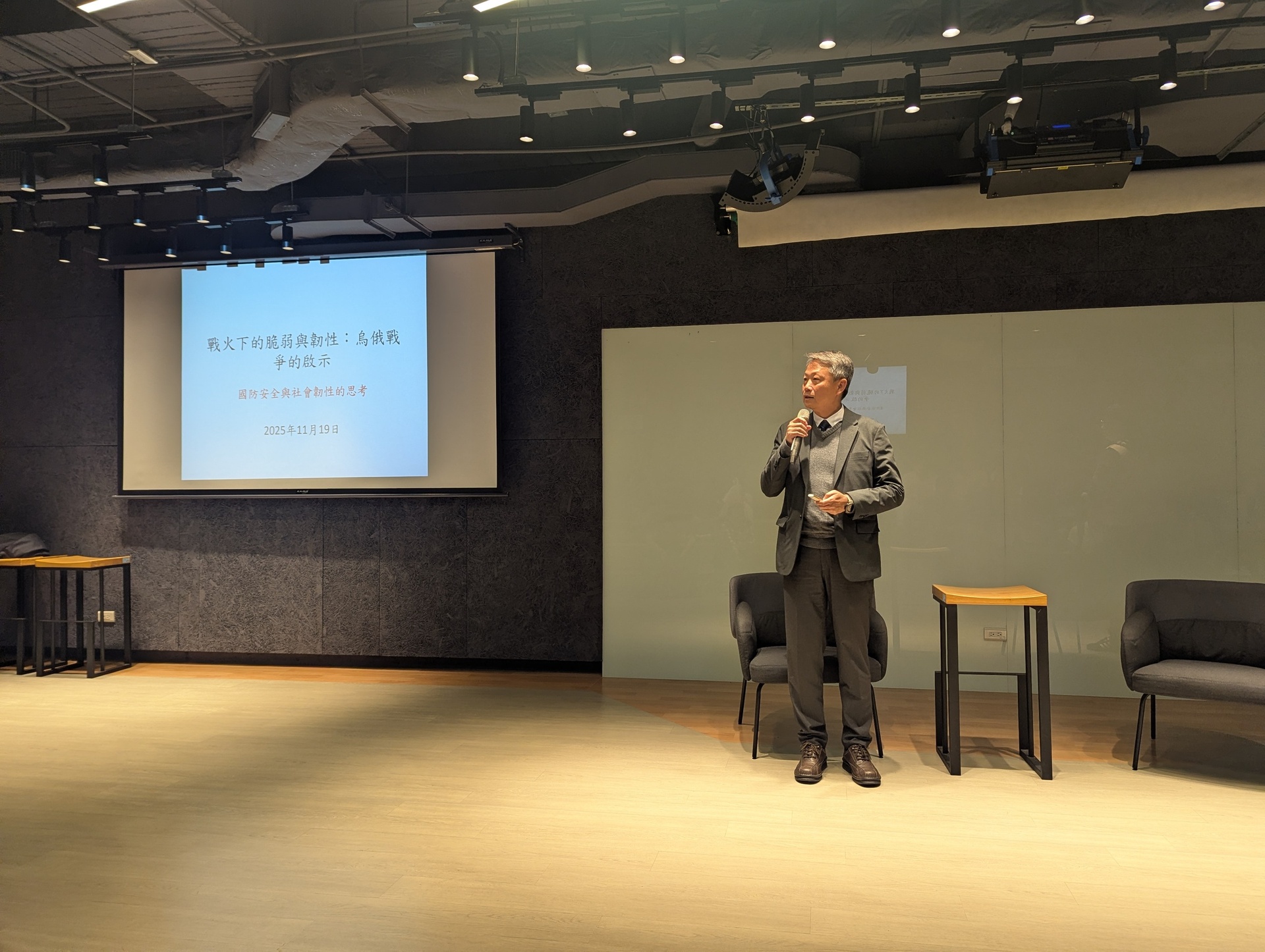 吳自立副研究員為課程同學介紹國防研究如何解讀俄烏戰爭(點擊全頁檢視)圖片