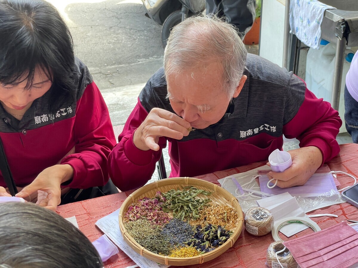 青銀體驗香氛手作 師生與社區打造綠色療癒回憶(點擊全頁檢視)圖片