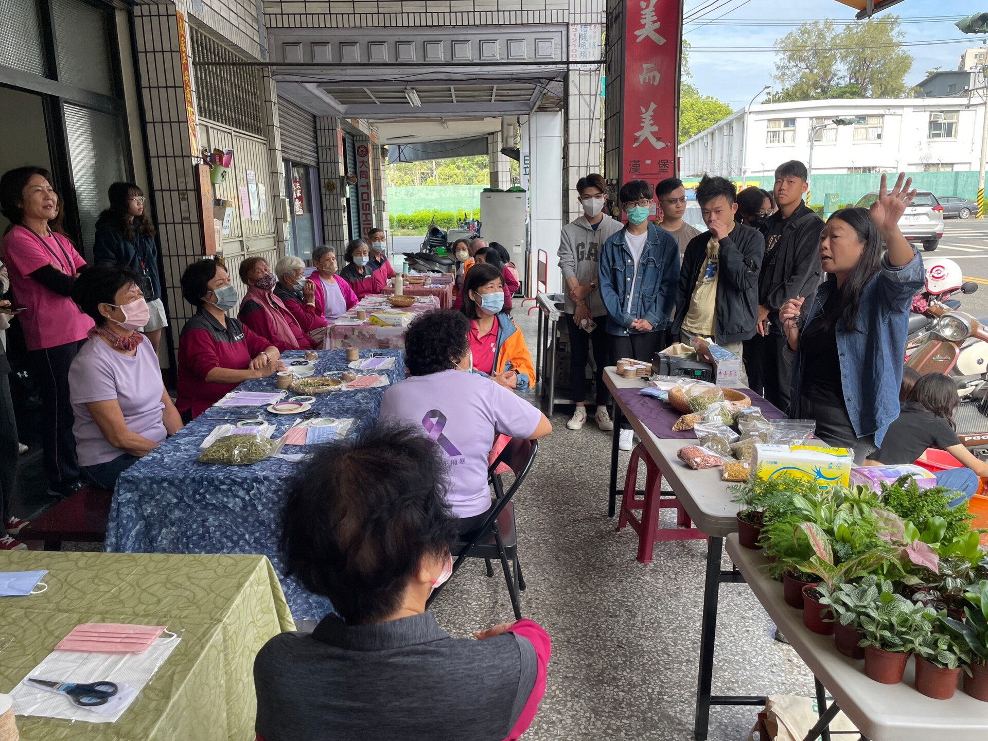 青銀體驗香氛手作 師生與社區打造綠色療癒回憶(點擊全頁檢視)圖片