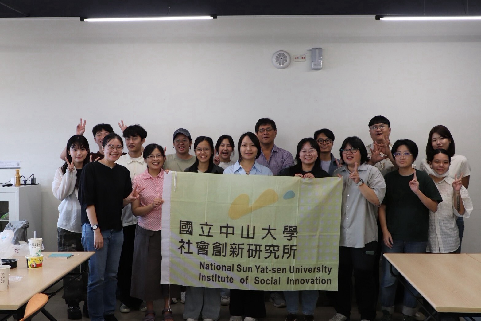 社會創新研究所迎新大合照(點擊全頁檢視)圖片