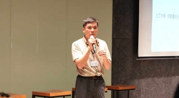 人科系主任宋世祥（Charles）以「我想成為什麼樣的大人」為題進行短講(點擊全頁檢視)圖片