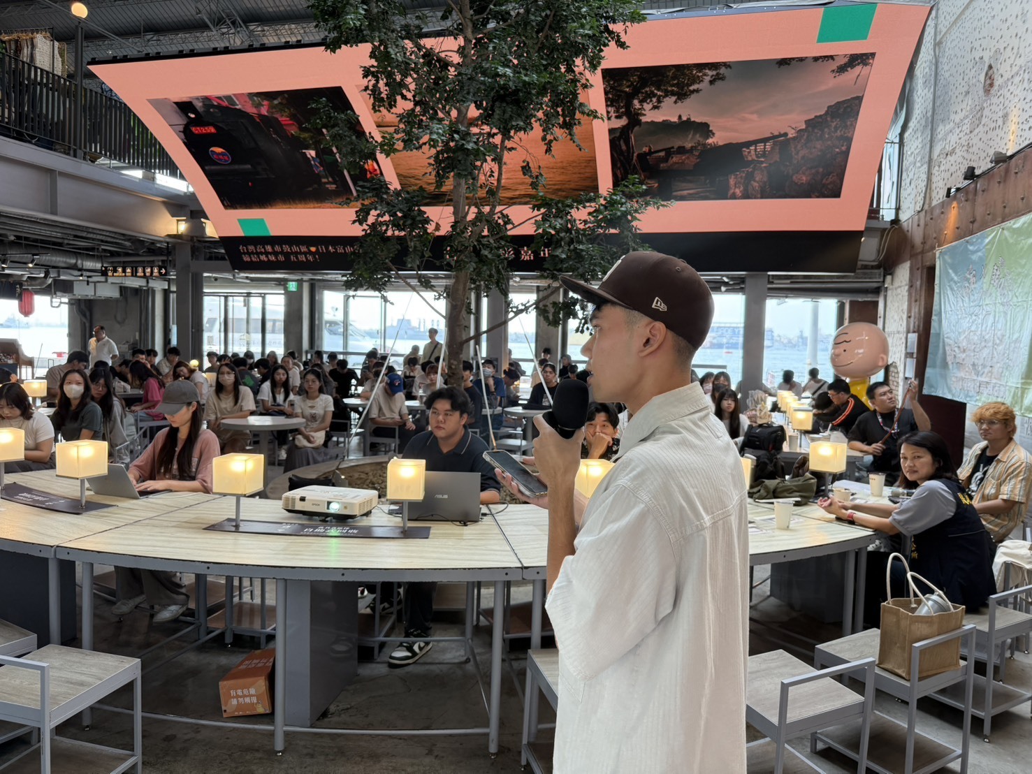 現場聽眾人山人海(點擊全頁檢視)圖片