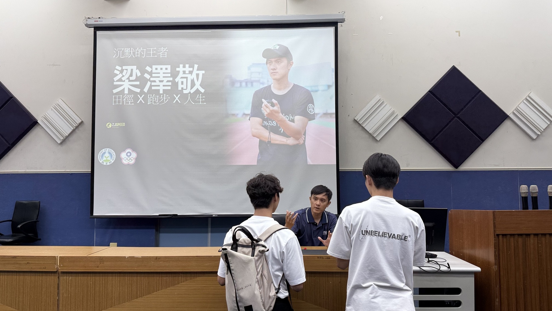 講座後同學把握機會向講師請教問題(點擊全頁檢視)圖片