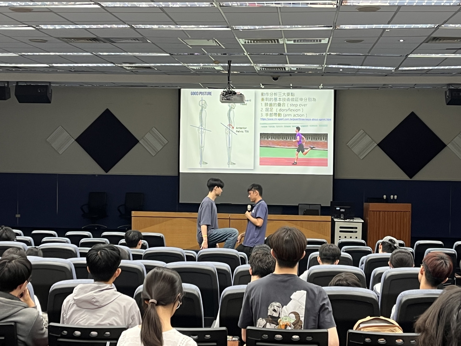 邀請同學上台示範核心收縮對跑步姿勢的影響(點擊全頁檢視)圖片