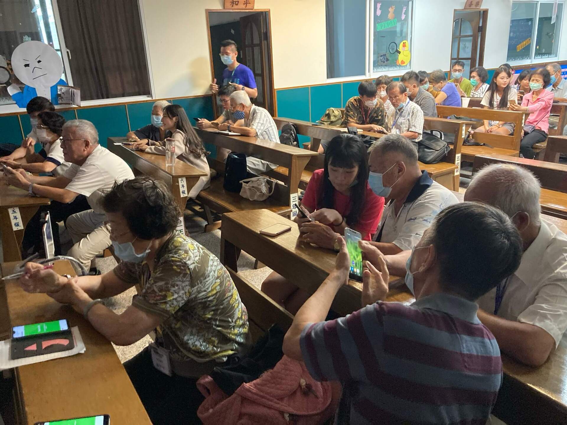 服務學習｜大學生暑假宅在家，不只打電動，還會在社區教長者使用手機防疫！(點擊全頁檢視)圖片