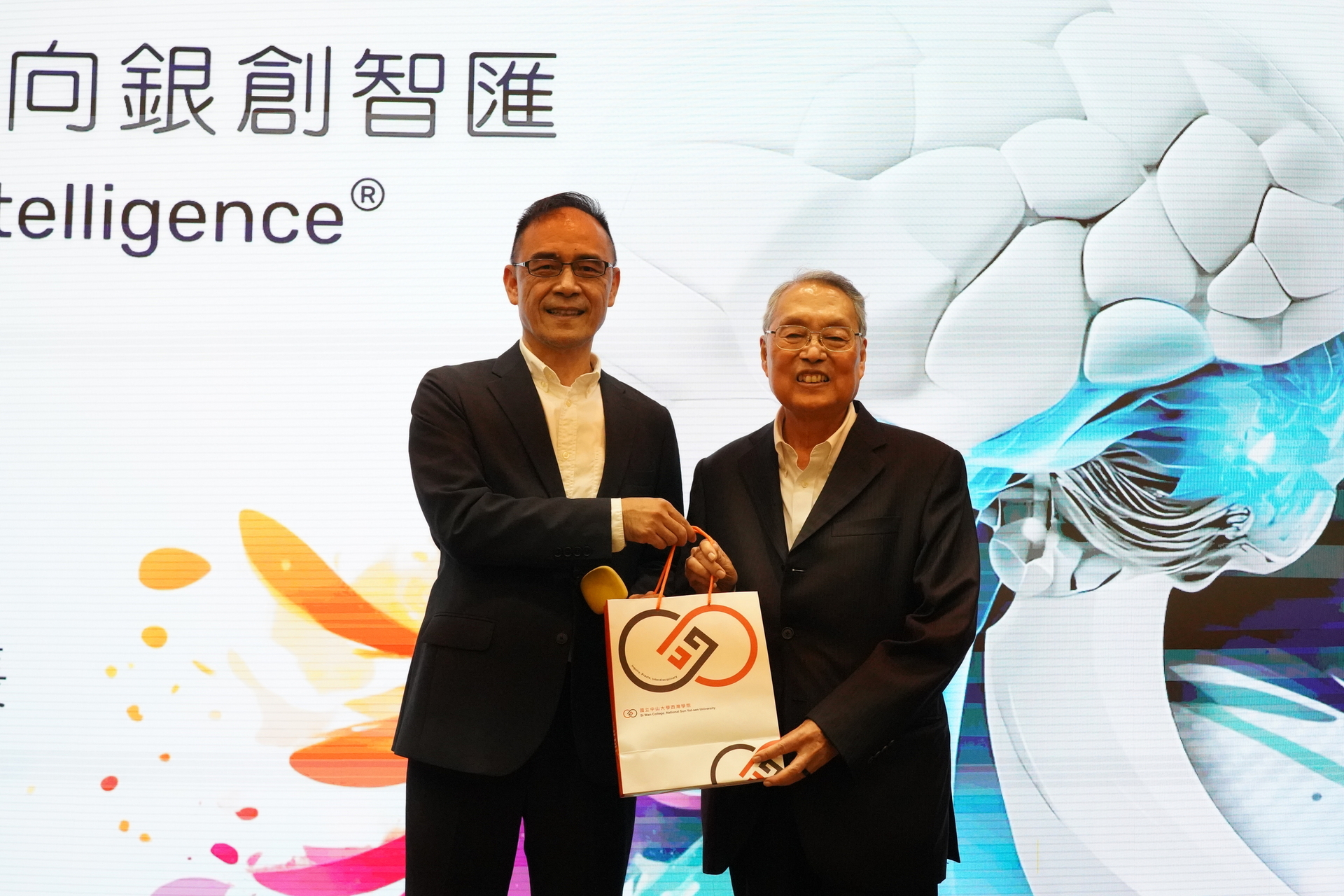 西灣學院王宏仁院長代表致贈紀念小禮物(點擊全頁檢視)圖片