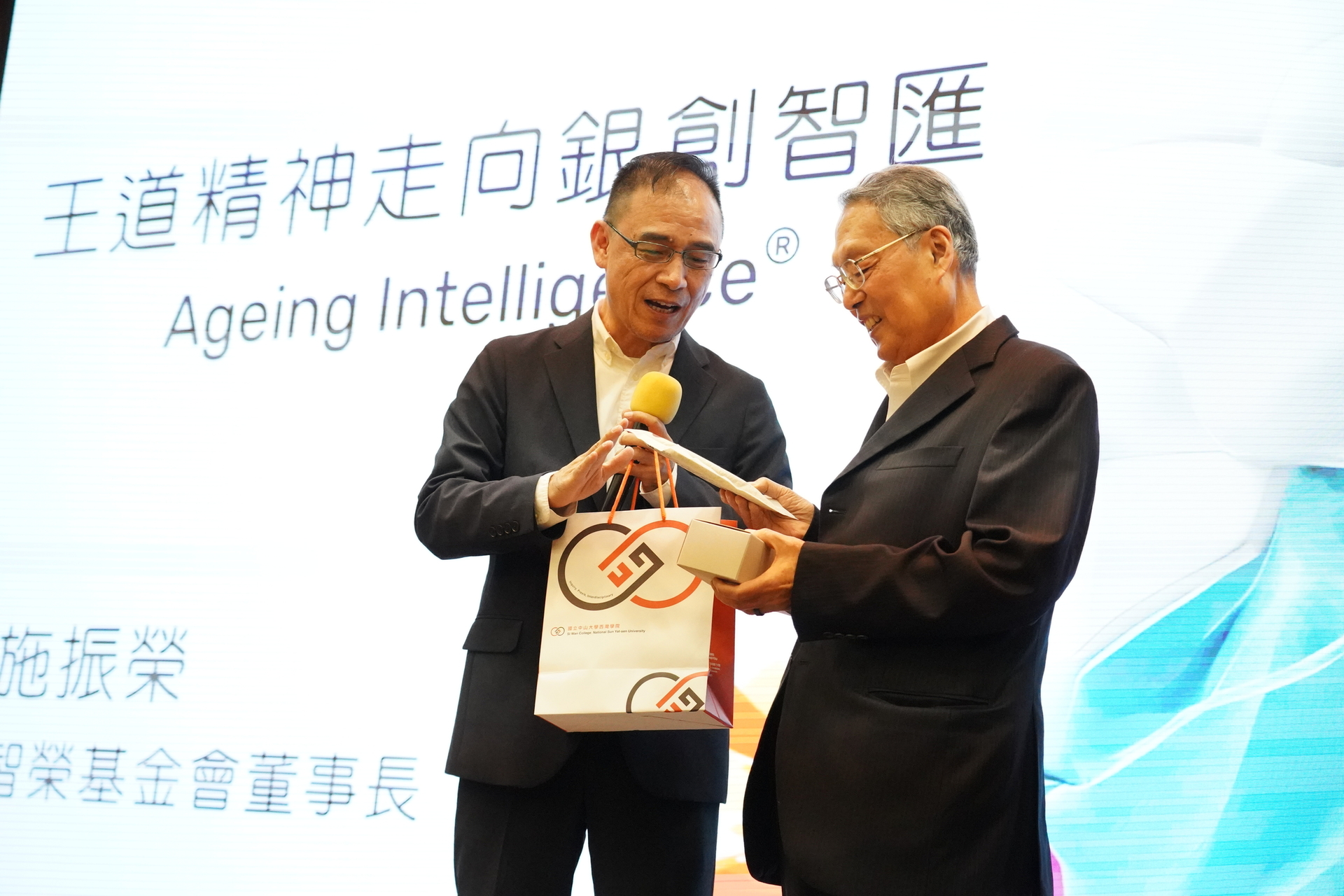 西灣學院王宏仁院長代表致贈紀念小禮物(點擊全頁檢視)圖片