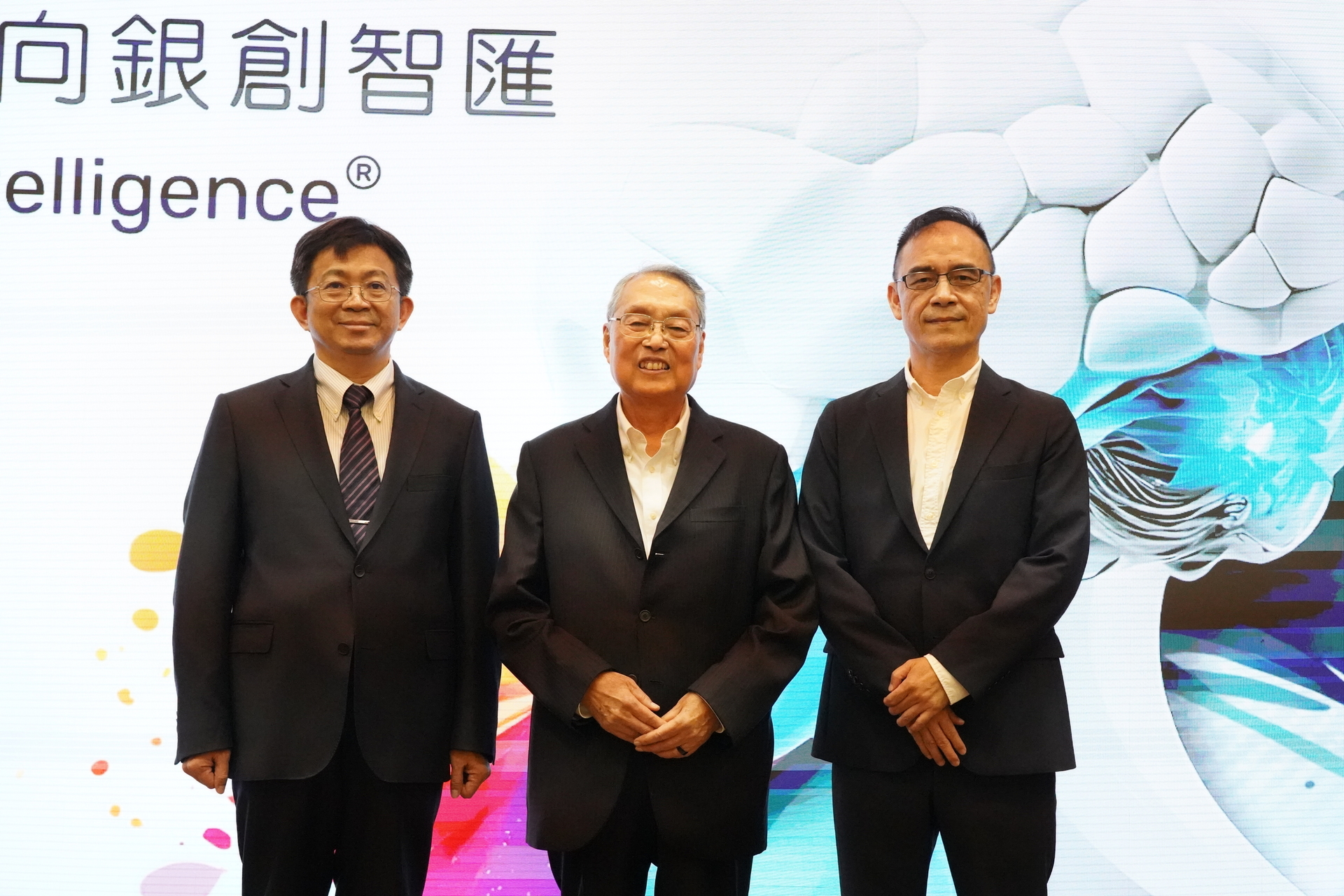 李志鵬校長（左）、施振榮董事長（中）與王宏仁院長（右）合影留念(點擊全頁檢視)圖片