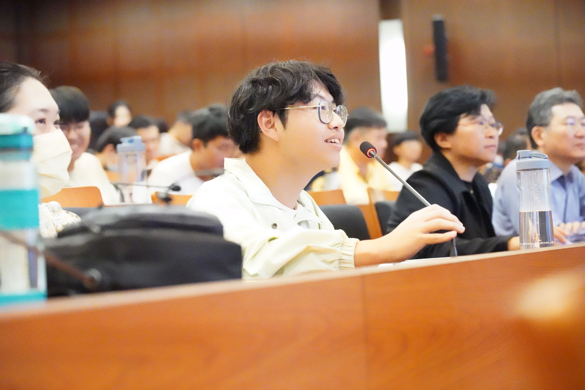 與會學生於講座中積極提問(點擊全頁檢視)圖片