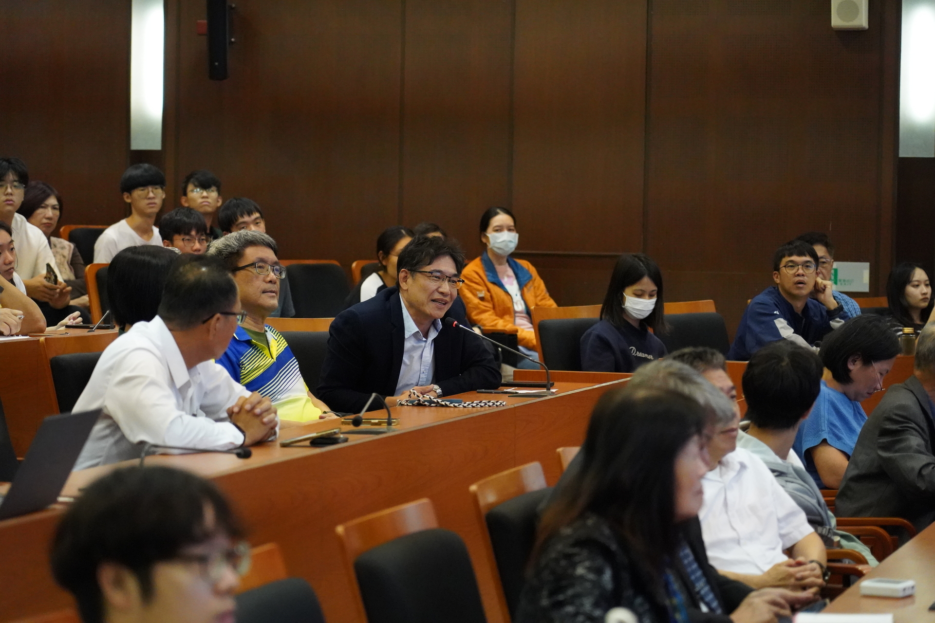 與會者於講座中積極提問(點擊全頁檢視)圖片