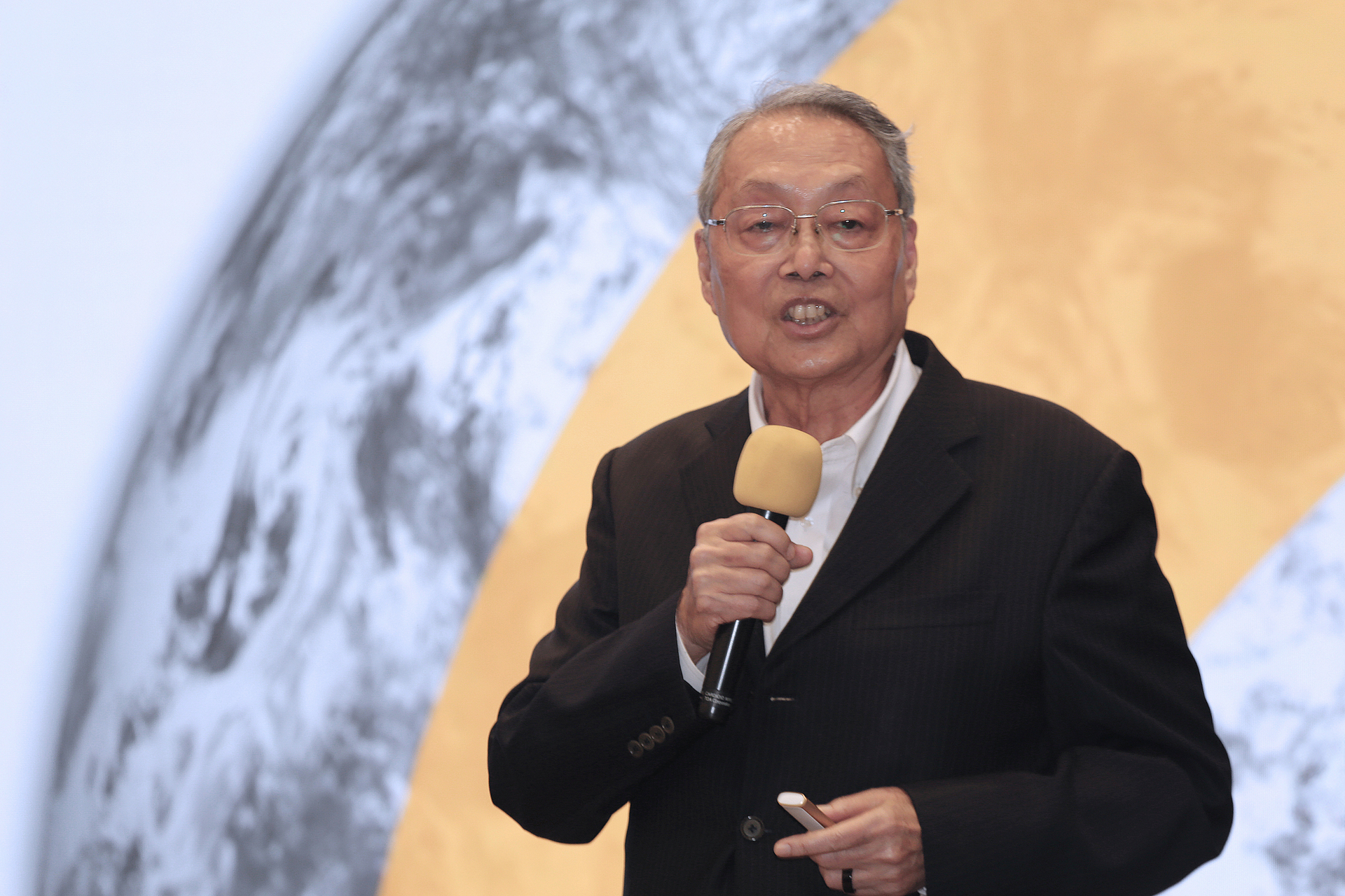 施振榮（Stan Shih）為宏碁集團創辦人，現任國際創新長壽社企公司（TICA）董事長，獲英國國家長壽創新研究中心（NICA）頒發「全球智壽大使」。(點擊全頁檢視)圖片