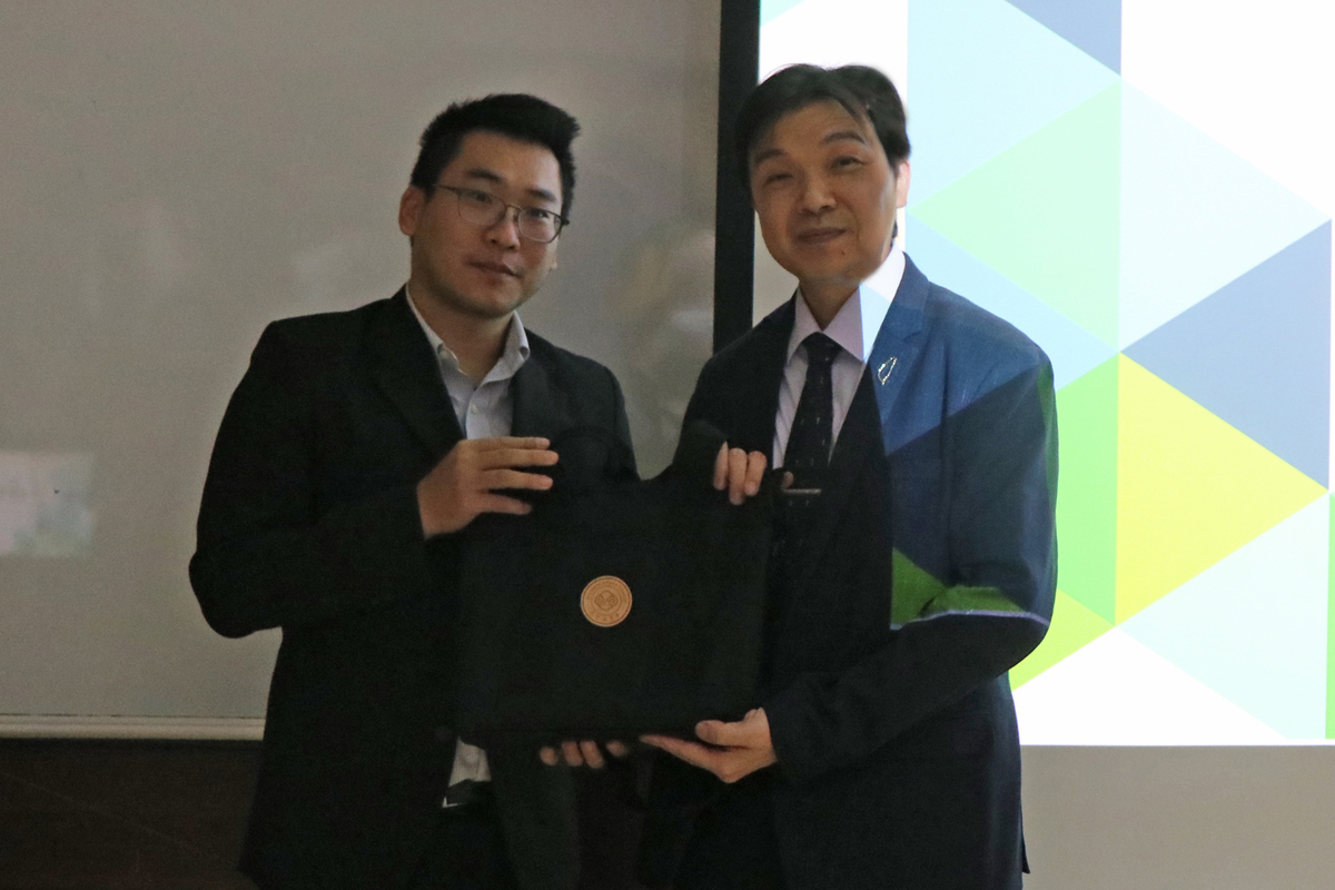 左起政治所黃韋豪老師、沈有忠副主委(點擊全頁檢視)圖片