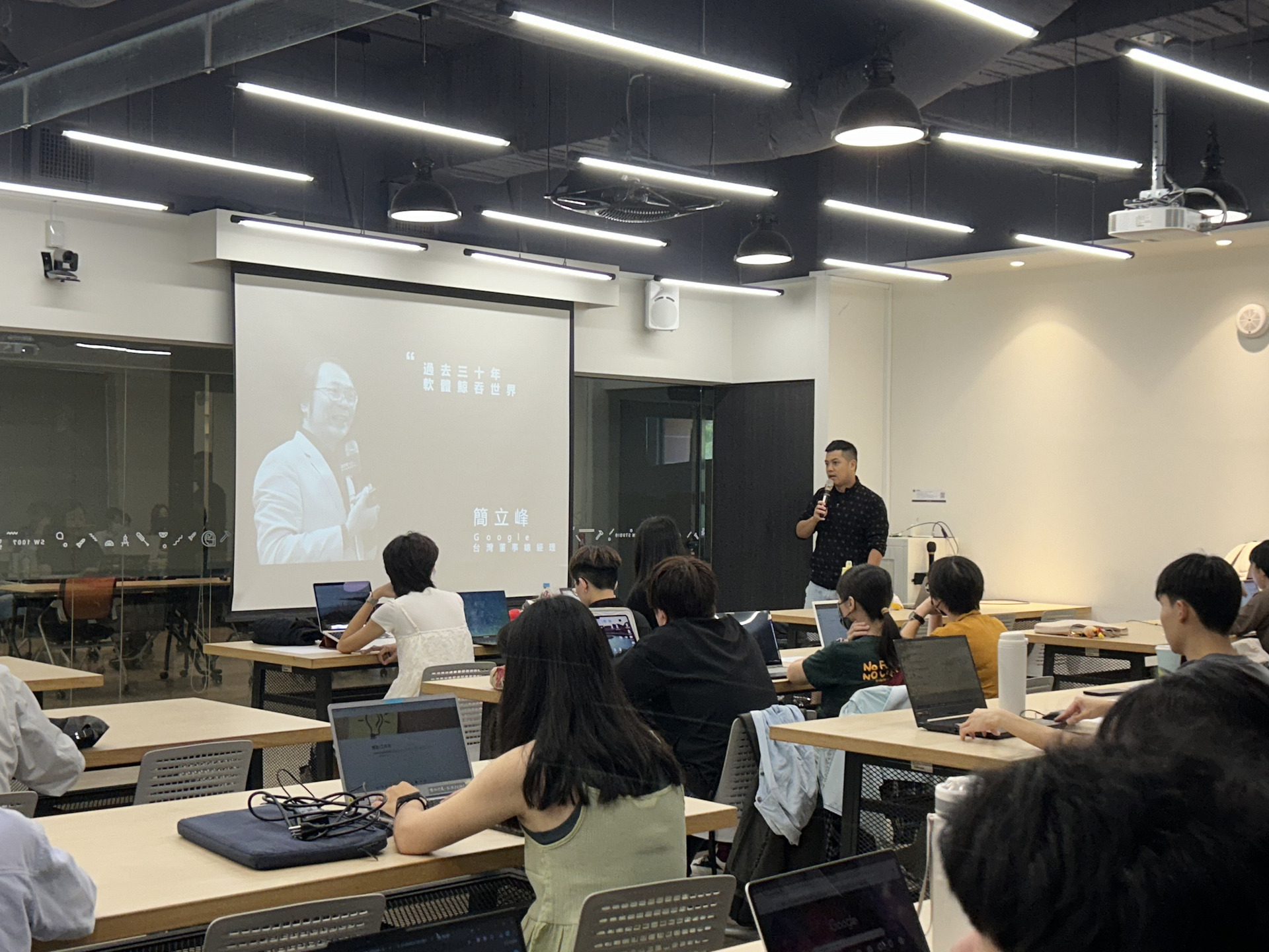 程式老爹創辦人徐煊博介紹日常生活中常見的人工智慧應用開場(點擊全頁檢視)圖片